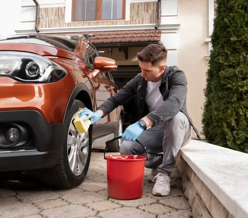 Lavage auto à domicile Caumont : professionnel intervenant sur un véhicule